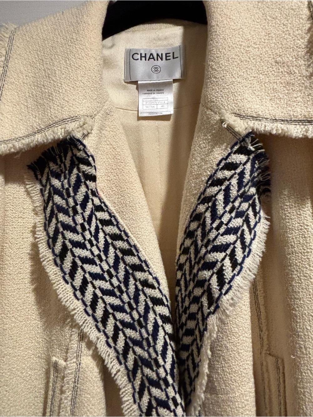 Beautiful Vintage CHANEL Cream Bouclé Coat Herringbone Trim - Picture 5 of 15